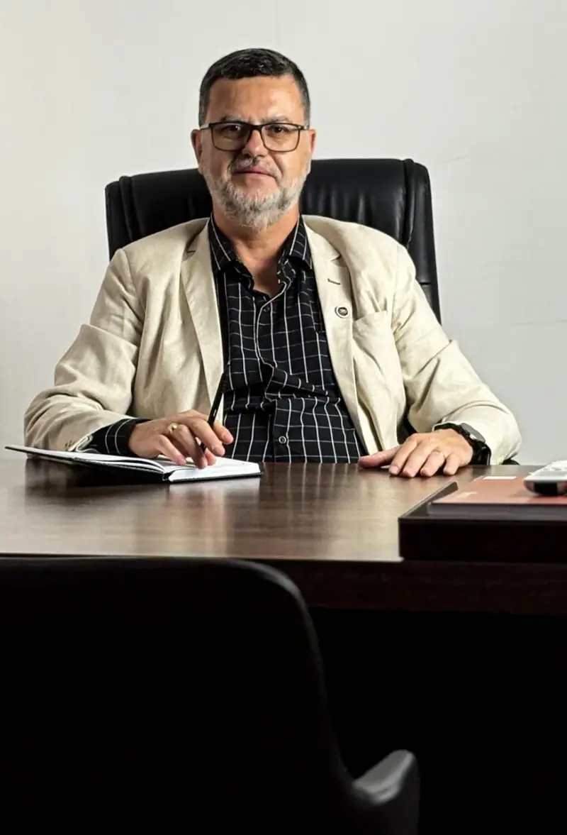 Luciano Domingues da Costa em seu consultório em Santana